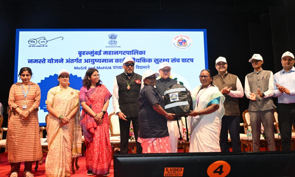 Maharashtra Governor and dignitaries at TB Free Mumbai health camp for women waste pickers